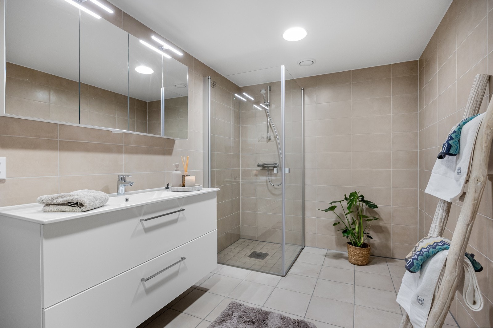 Badet ble pusset opp i 2024 og fremstår som lekkert og moderne. Det er varmekabler i gulv. Galleribilde