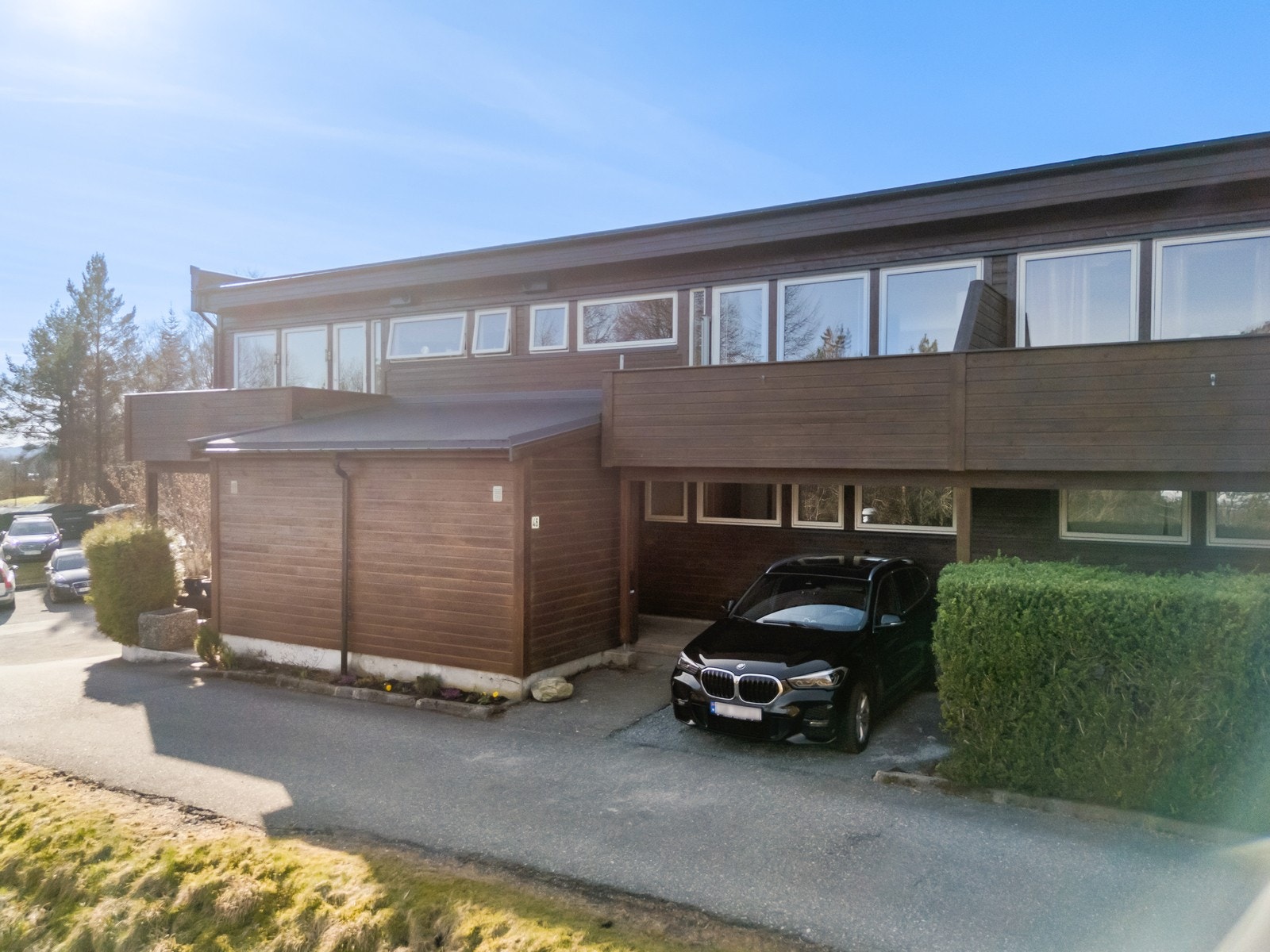 Rekkehuset ligger i et etablert og velholdt boligområde i Bergen Vest. Galleribilde
