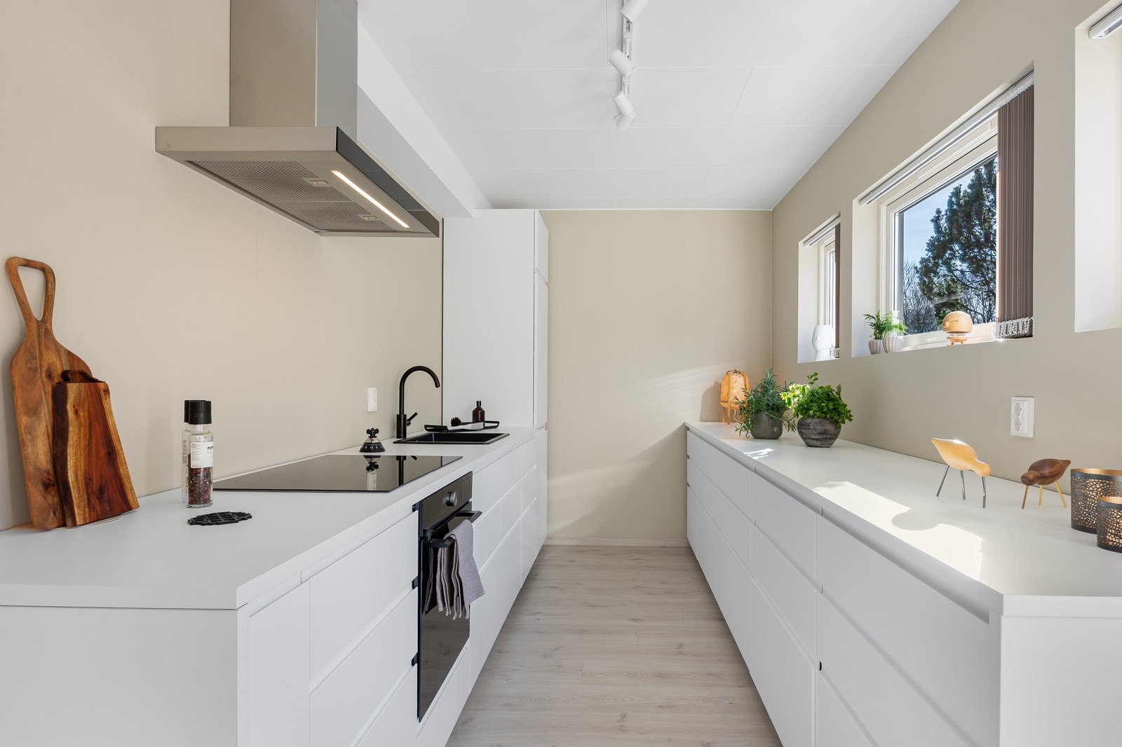 Innredningen består av slette hvite fronter og laminat benkeplate. Her er det rikelig med benkeplass. Galleribilde