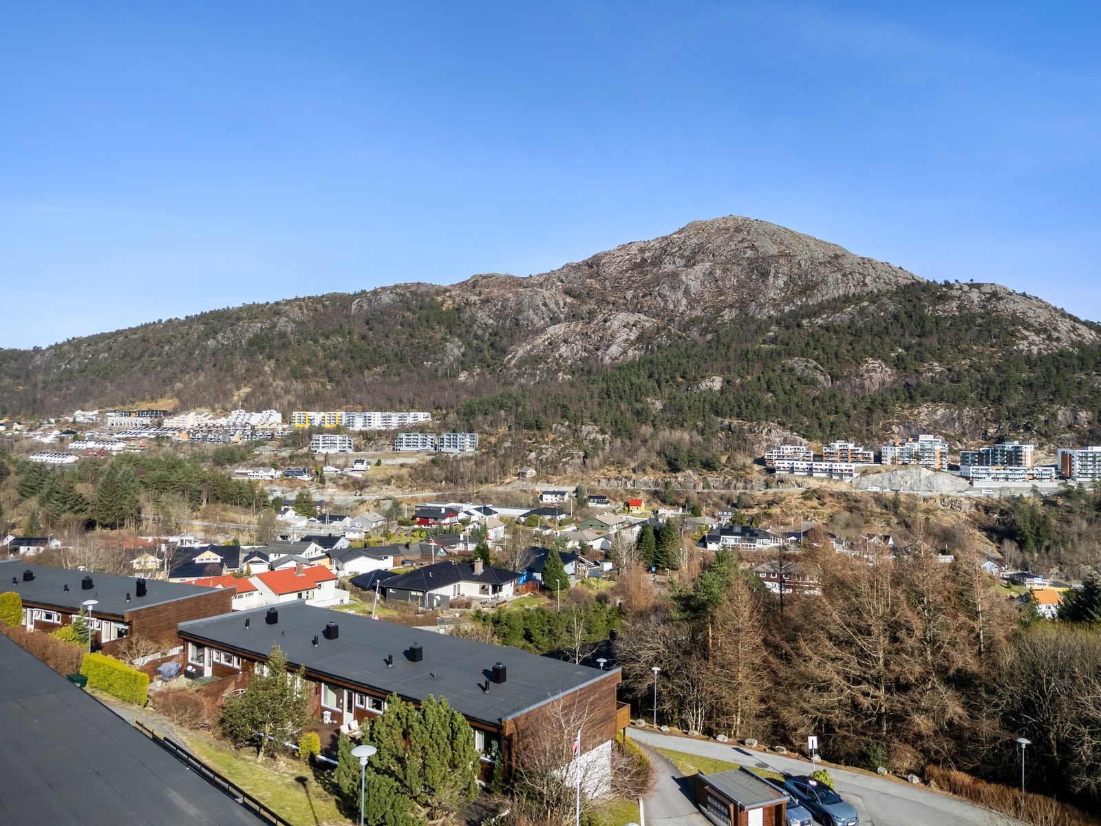 For den aktive kan området friste med turstier opp til Lyderhorn hvor du får en fantastisk utsikt over store deler av Bergen og omegn. Galleribilde