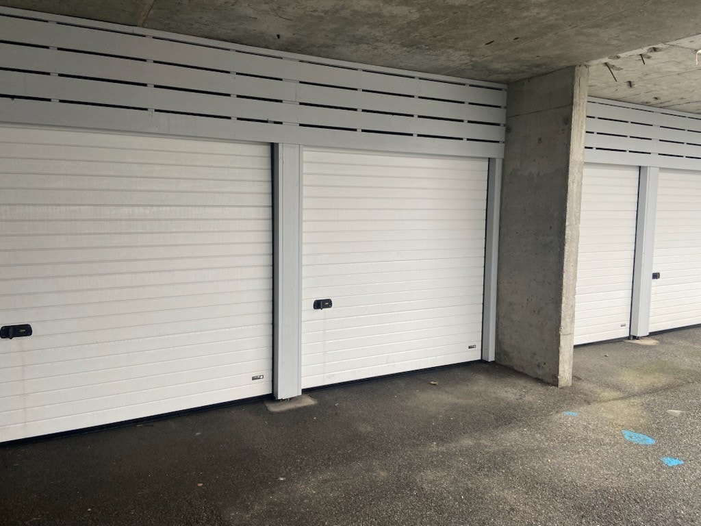 Parkering foran bolig, på felles parkeringsplass, i egen garasje. I tillegg kan det registre tre gjesteparkeringer. Galleribilde