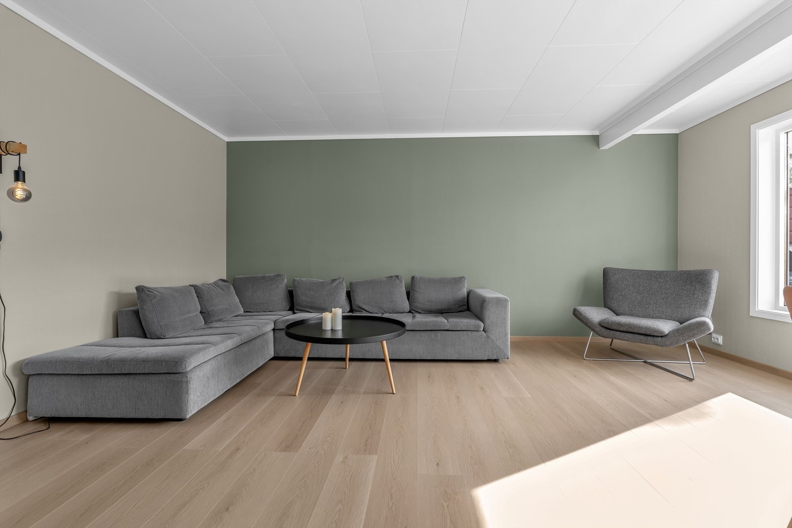 Gulvet er dekket med flott 1-stavs laminat, som gir et moderne og elegant uttrykk, og dette strekker seg gjennom alle oppholdsrommene Galleribilde