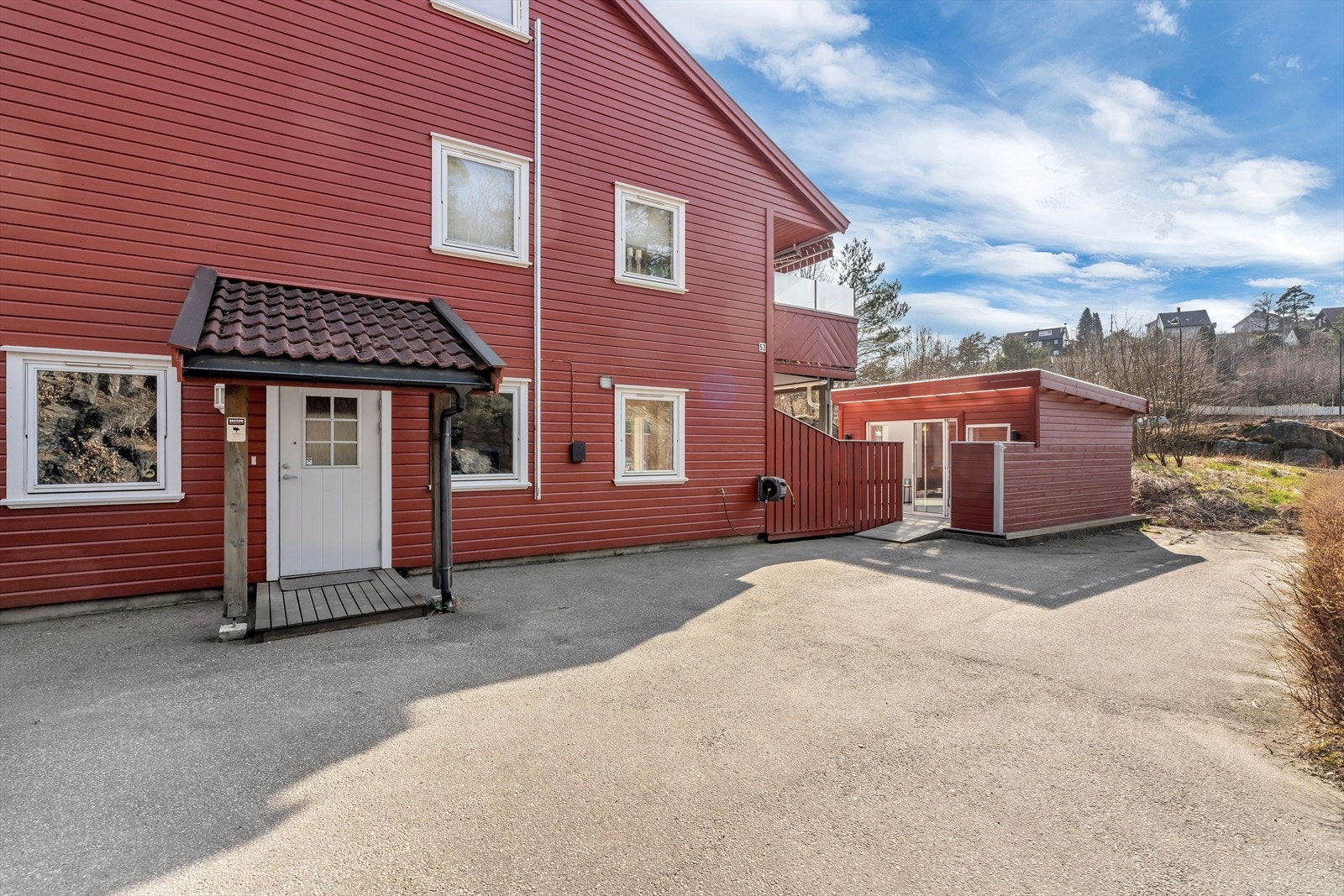 Leiligheten er ideell for både unge og eldre. Den er sentralt plassert, med kort vei til viktige fasiliteter og rekreasjonsmuligheter Galleribilde