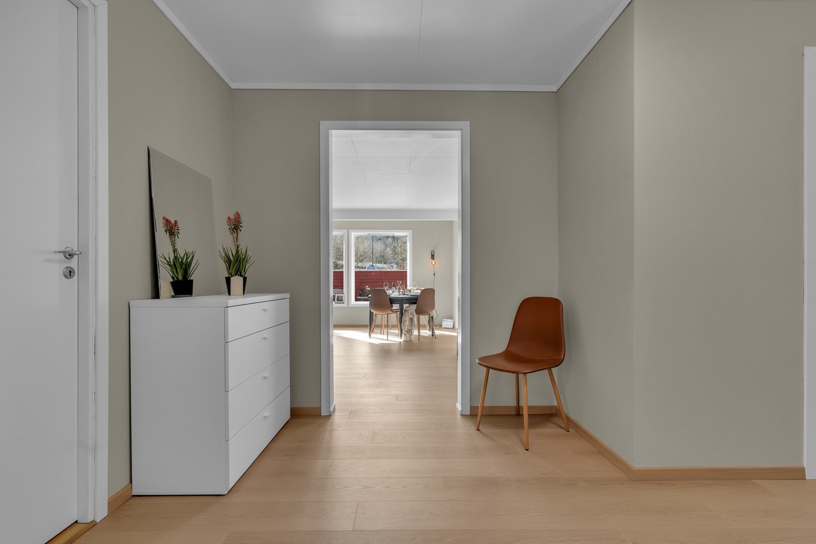 I gangen finner du en innvendig bod som gir ekstra lagringsmuligheter for diverse eiendeler Galleribilde