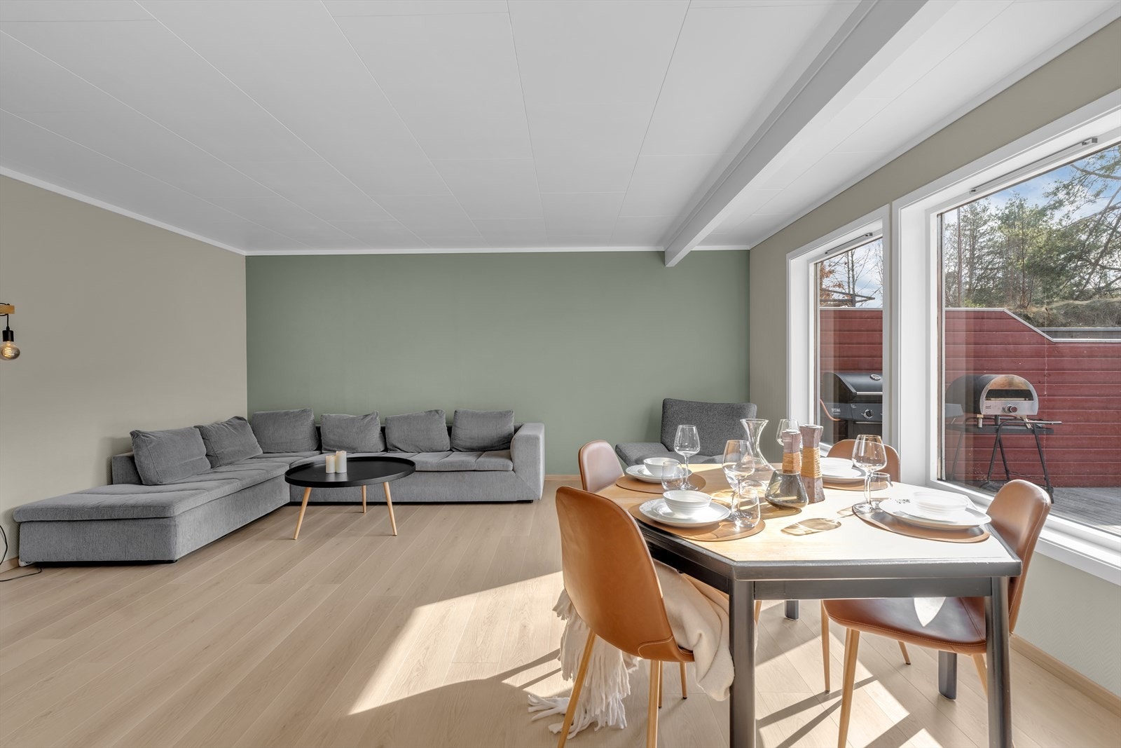 Store vindusoverflatene slipper inn rikelig med naturlig lys Galleribilde
