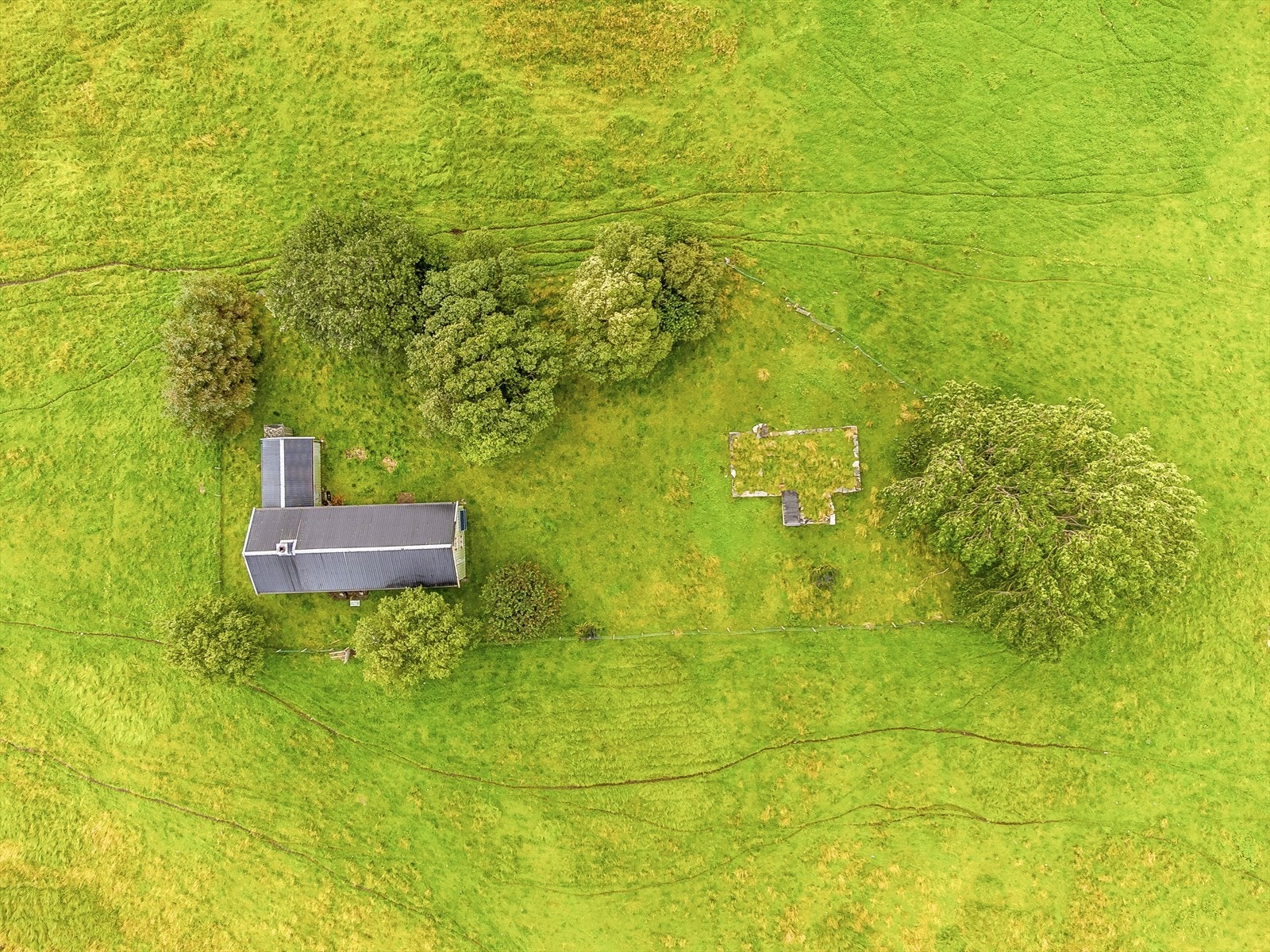 Sør for boligen finnes tufter fra eldre bebyggelse, tydelig markert av gamle steinmurer. Galleribilde