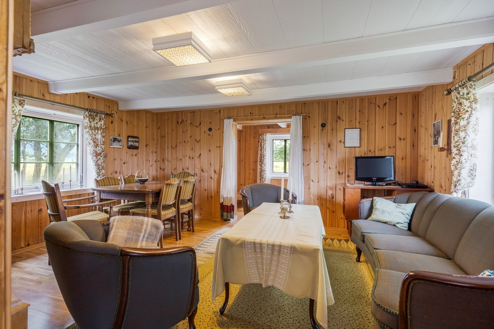 Fra stuen er det åpning mot et soverom. Galleribilde