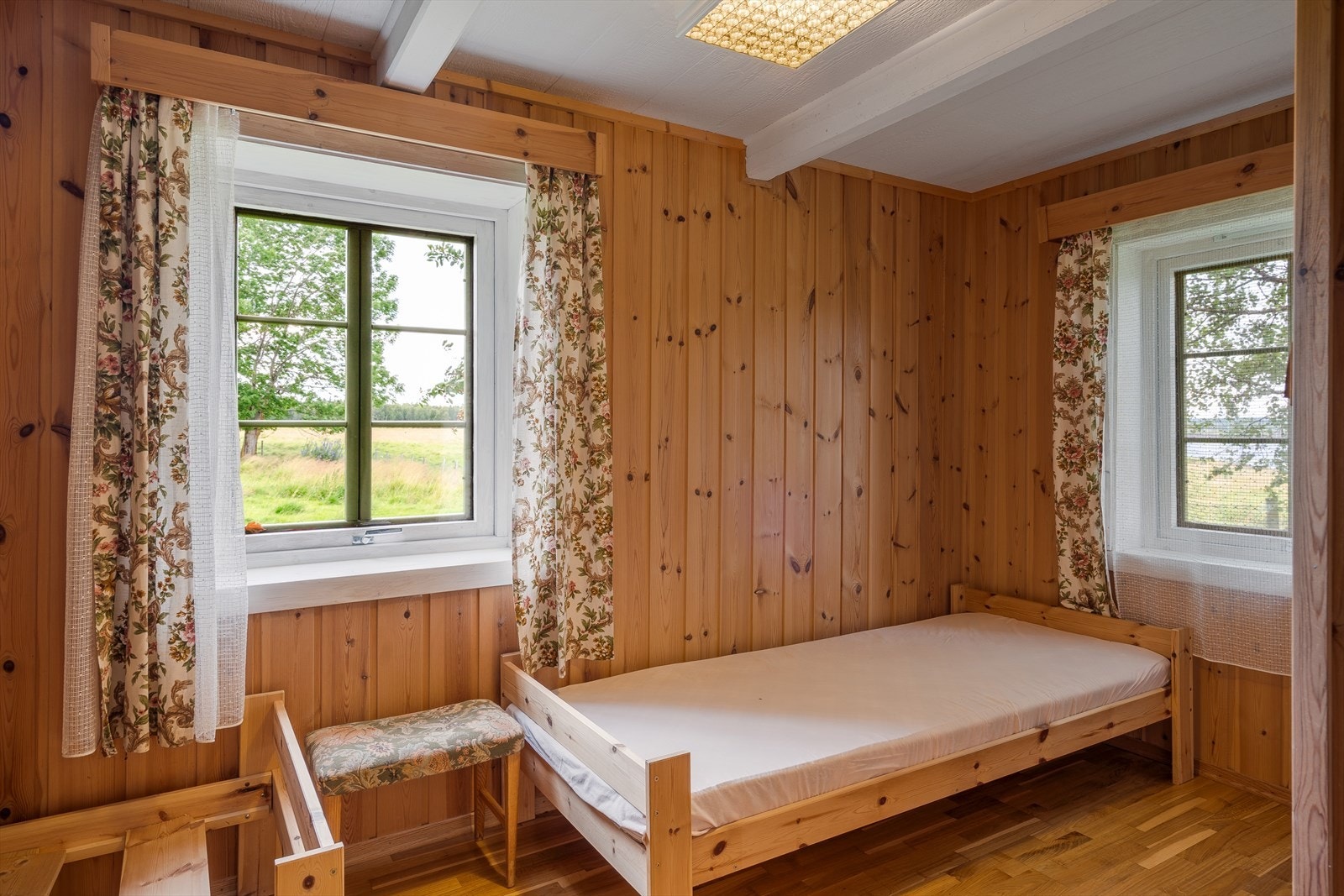 Soverom som også er oppgradert med nye overflater. Innredet med to enkeltsenger. Galleribilde