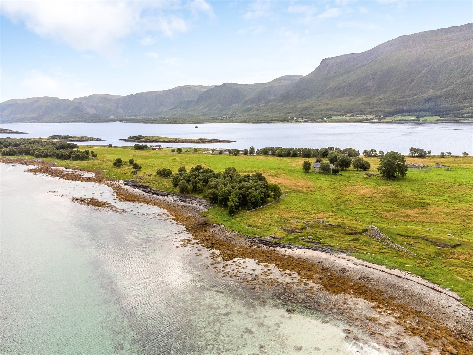 Det er ca. 120 meter fra nausteiendommen ved sjøen til hytten. Galleribilde