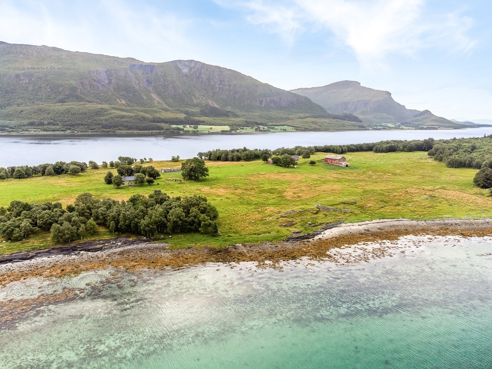 Nausttomt på ca. 338,3 m² medfølger. Denne ligger vendt mot nord og er naturtomt pr. i dag. Galleribilde