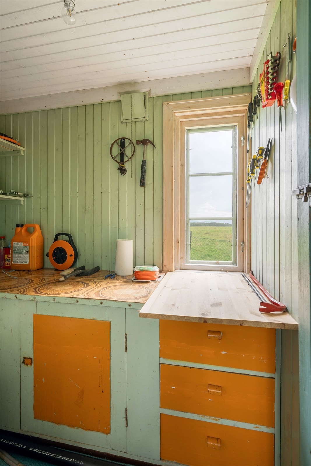 Verksted/bod med innredning og hyller. Galleribilde