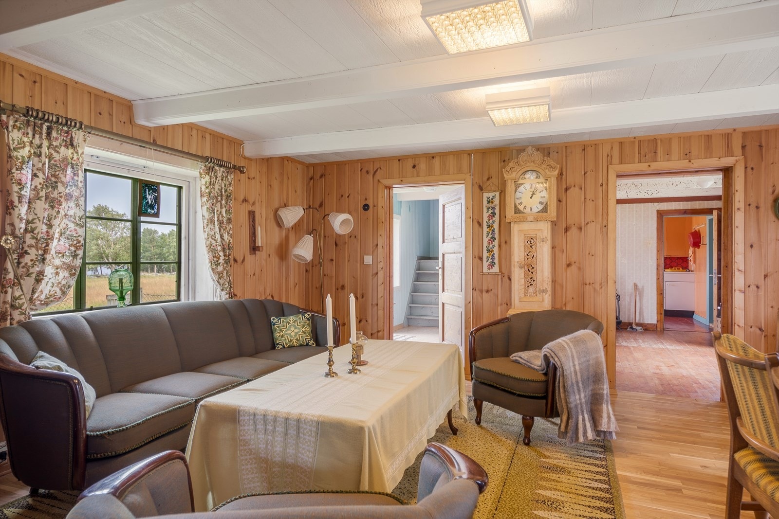 Koselig stue som er oppgradert senere år med nye overflater. Galleribilde