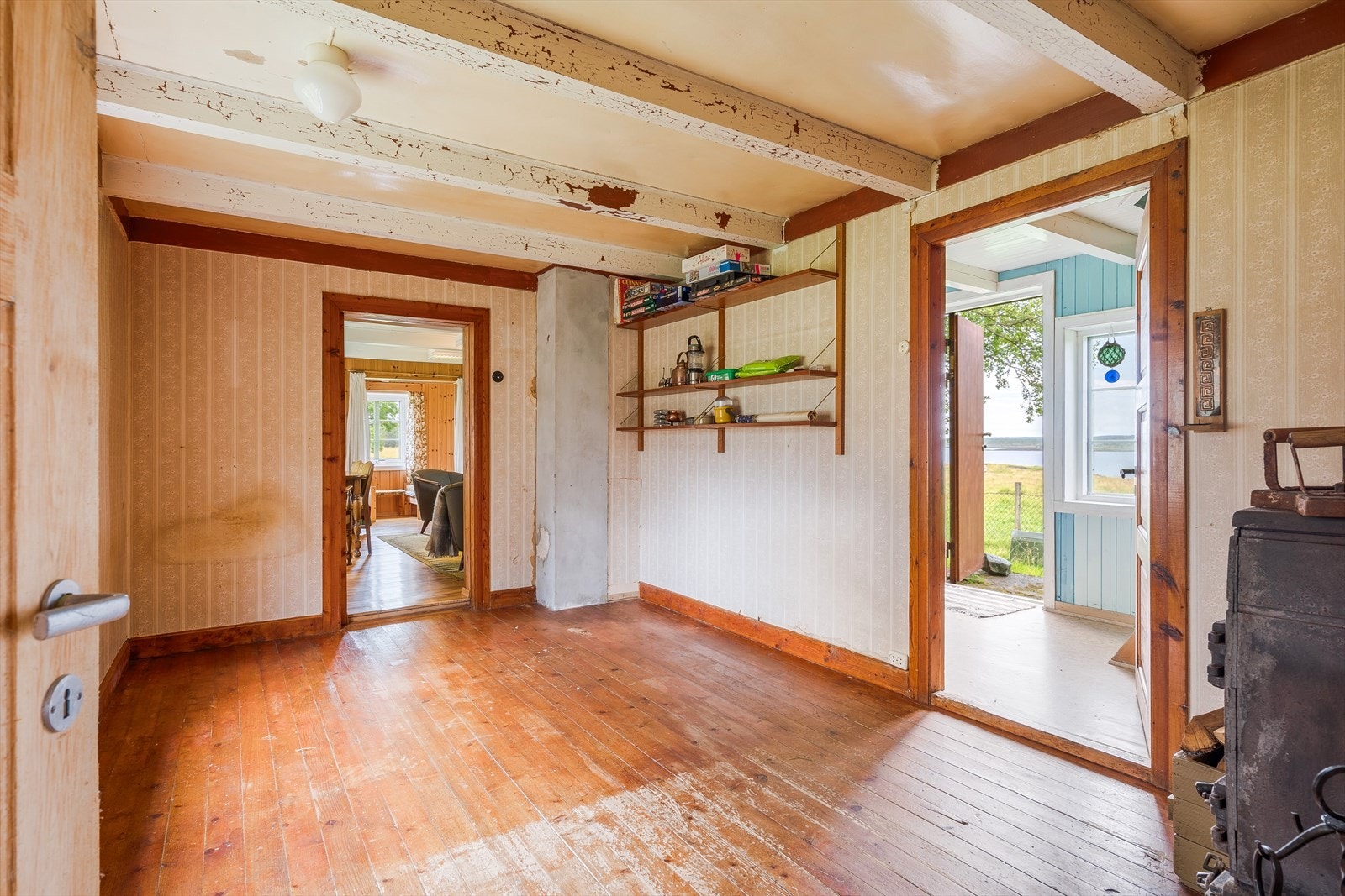 Stue med vedovn. Inngang til stue 2 og kjøkken. Galleribilde