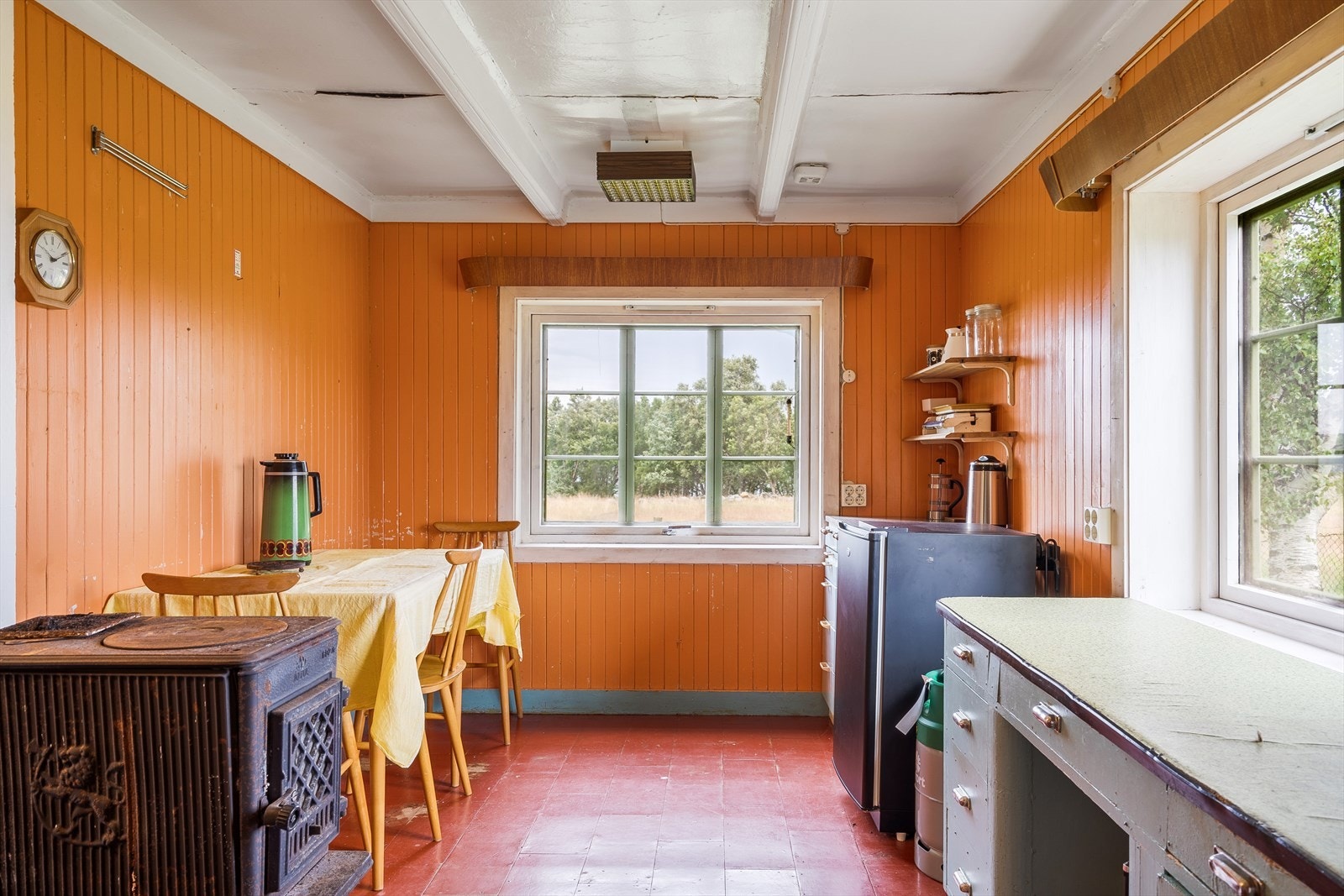 Kjøkkenet får godt gjennomlys - plass til spisebord. Galleribilde