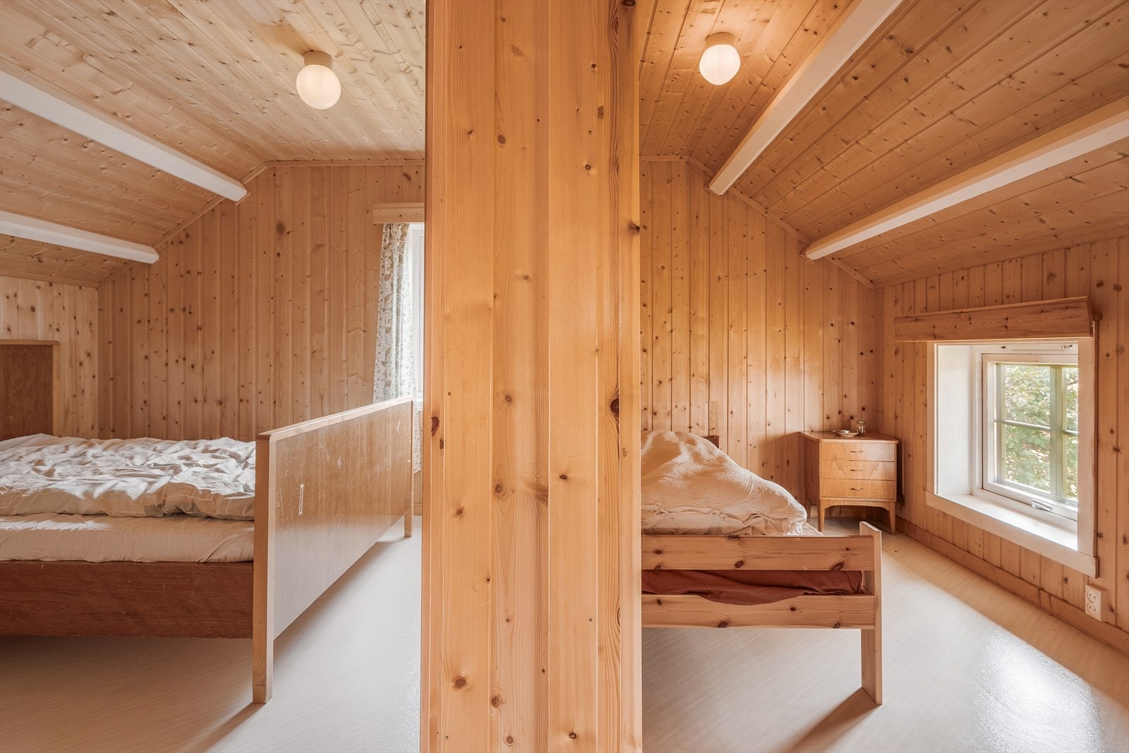 I sørvest er gang og 3 soverom pusset opp med nye overflater. Galleribilde