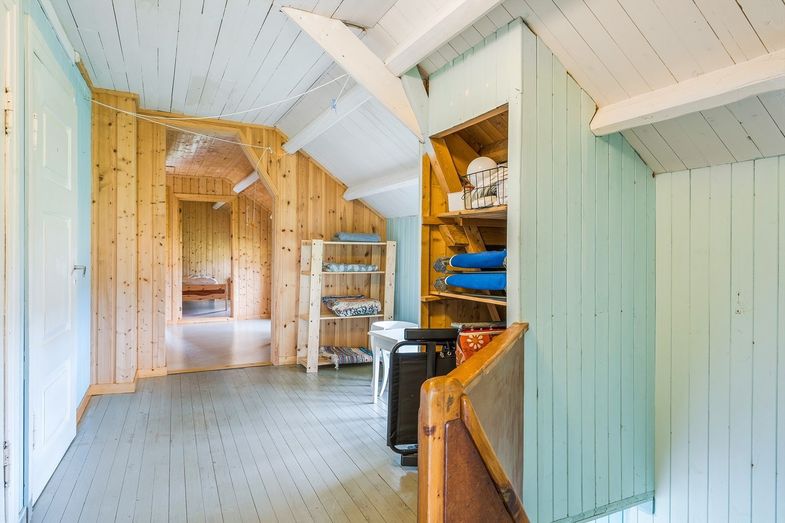 2. etasje inneholder en gang og 6 soverom. Galleribilde