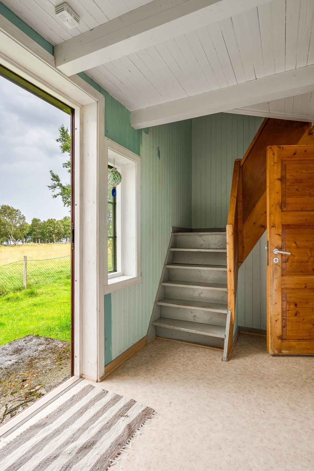 Vindfang med trapp opp til 2. etasje, samt inngang til to stuer. Galleribilde