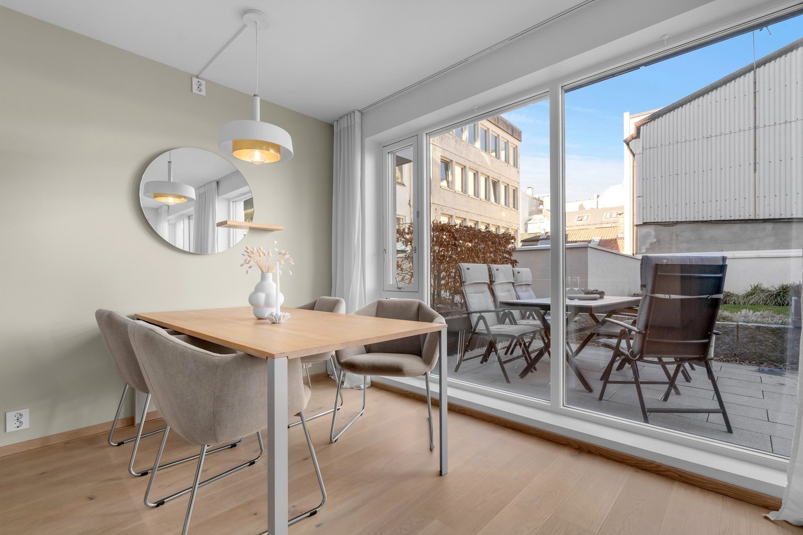 God plass til spiseseksjon. Galleribilde