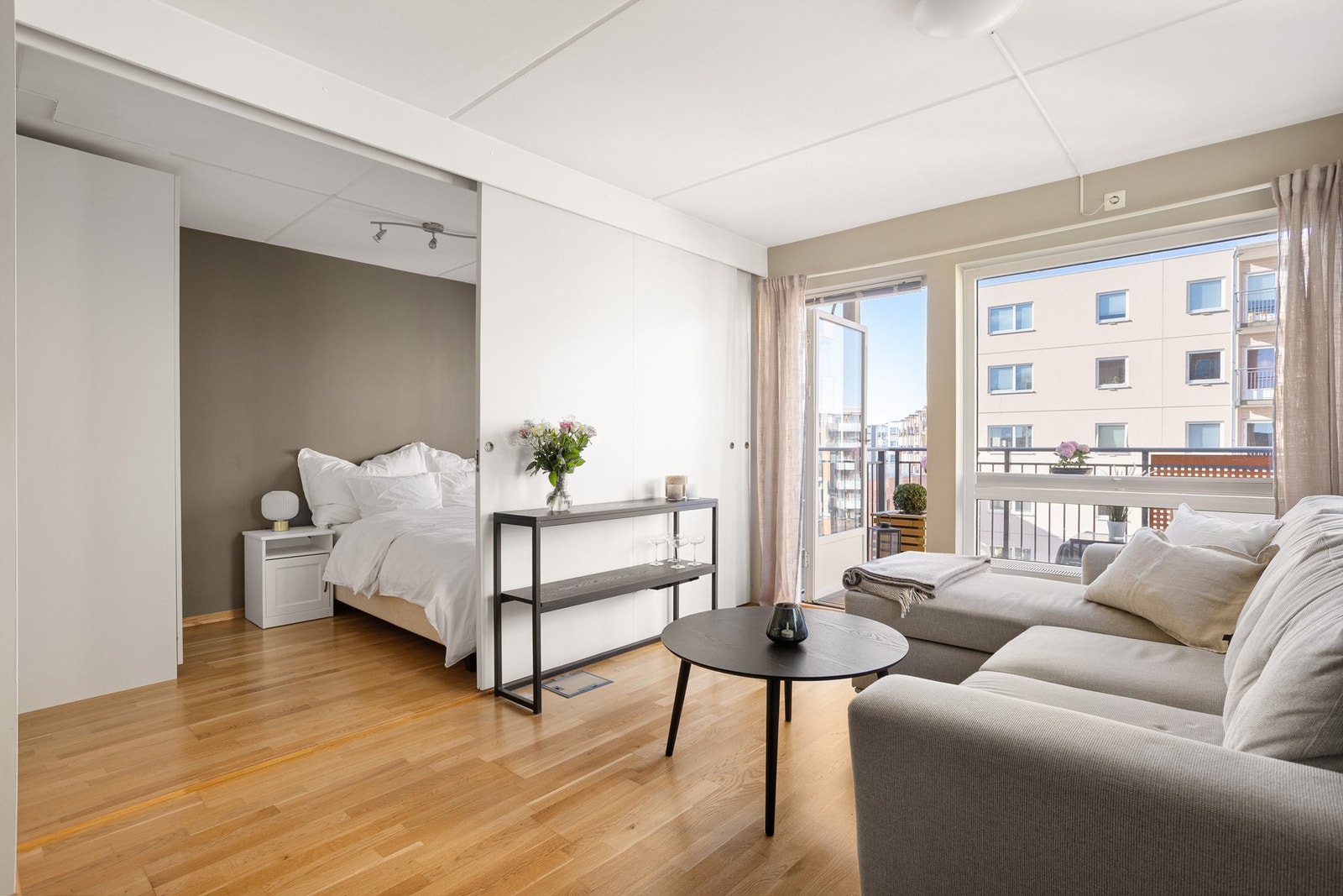 Soverommet ligger med adkomst via plassbesparende skyvedører fra stue. Galleribilde