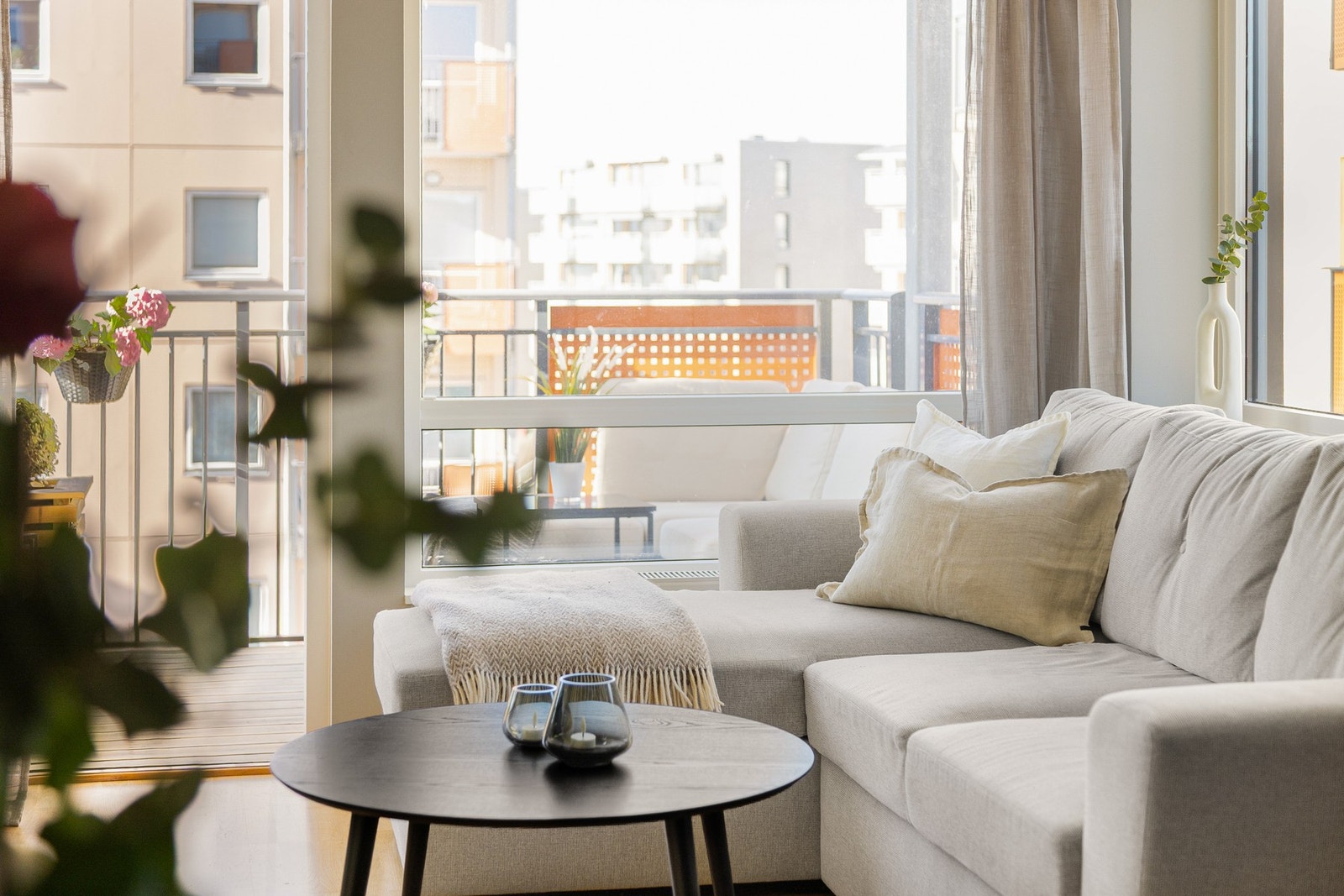 Stuen har fin plass til hjørnesofa, salongbord og mediemøblement. Galleribilde