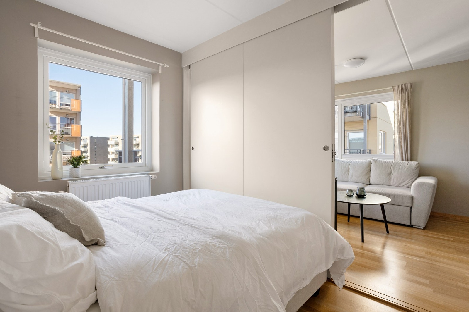 Gulvflatene er lagt med parkett og overflatene er malt i moderne fargevalg. Galleribilde