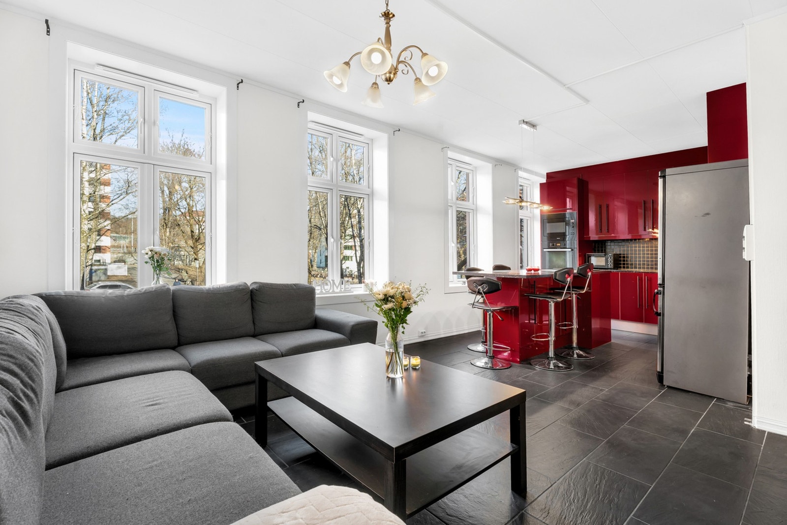 Leiligheten har store vindusflater og består av entré/gang, stue med åpen kjøkkenløsning, to soverom og baderom. Galleribilde