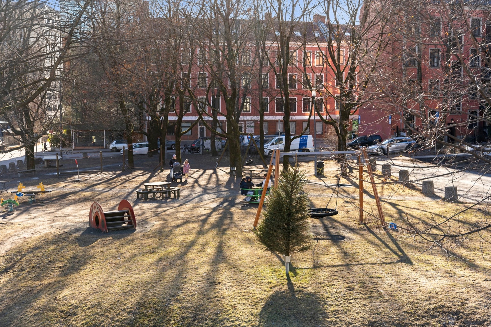 Lekeplass like ved leiligheten, perfekt tilrettelagt for de minste med gøyale aktiviteter og trygge omgivelser. Galleribilde