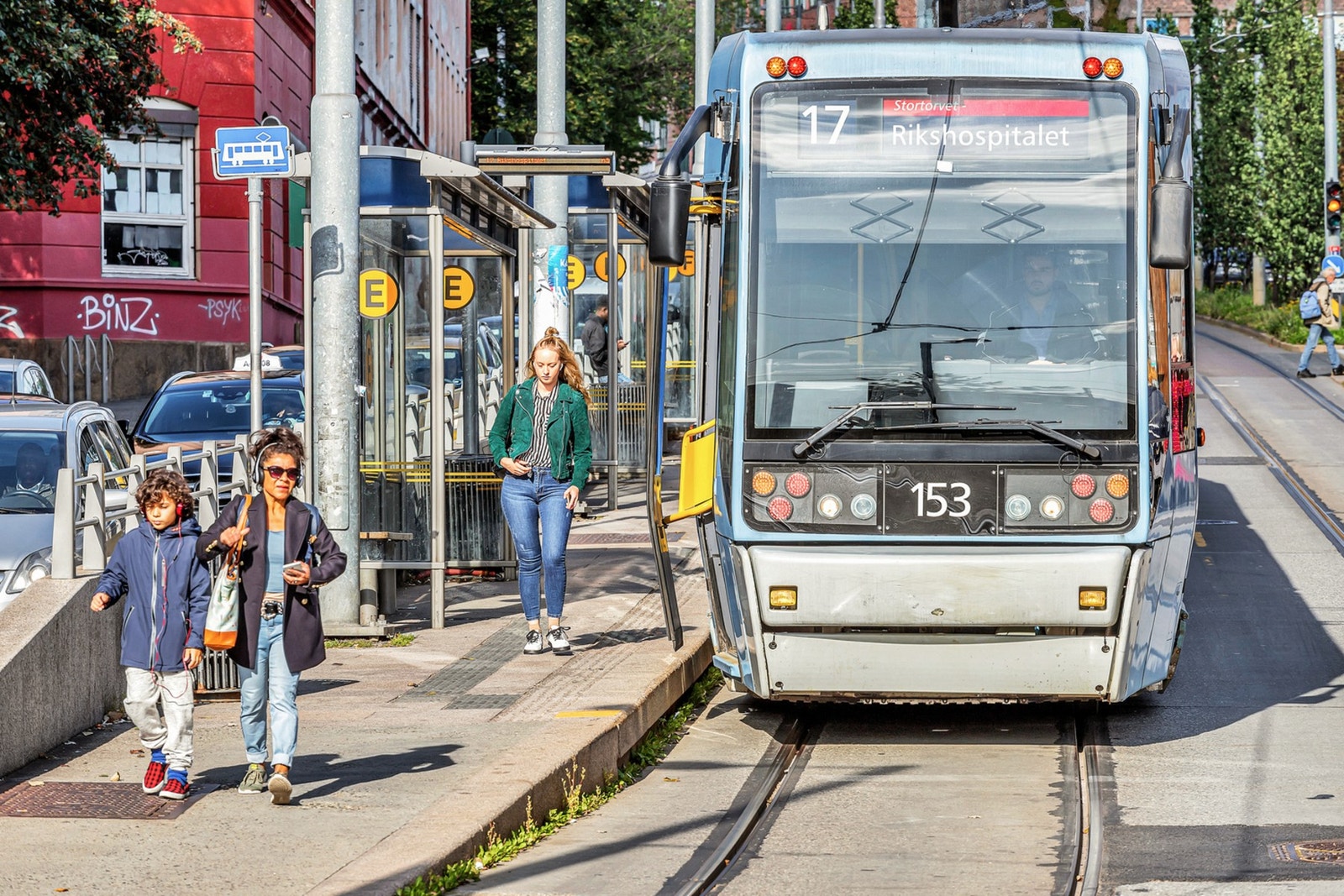 Kollektivtilbudet er svært godt, med kun 5 minutter til Birkelunden hvor trikkelinjene 12,15 og 18 stopper. Fra Københavngata, 4 minutter unna, har du tilgang til busslinjene 20, 21, 28 og 33, samt flybussen. Galleribilde