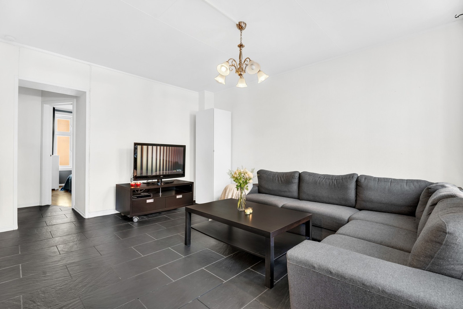 Stuen er enkel å møblere med sofagruppe, sofabord, mediemøblement og annet etter eget ønske. Galleribilde