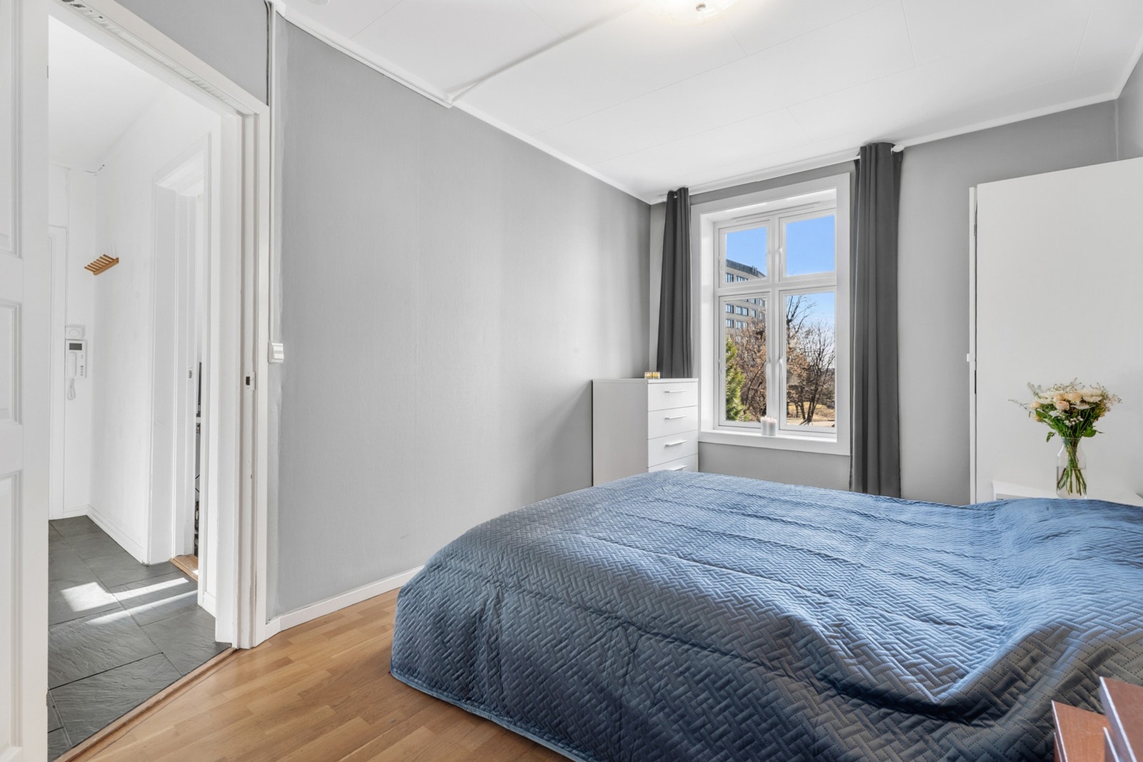 De store vindusflatene slipper inn rikelig med naturlig lys, noe som bidrar til å skape en luftig og behagelig atmosfære. Galleribilde