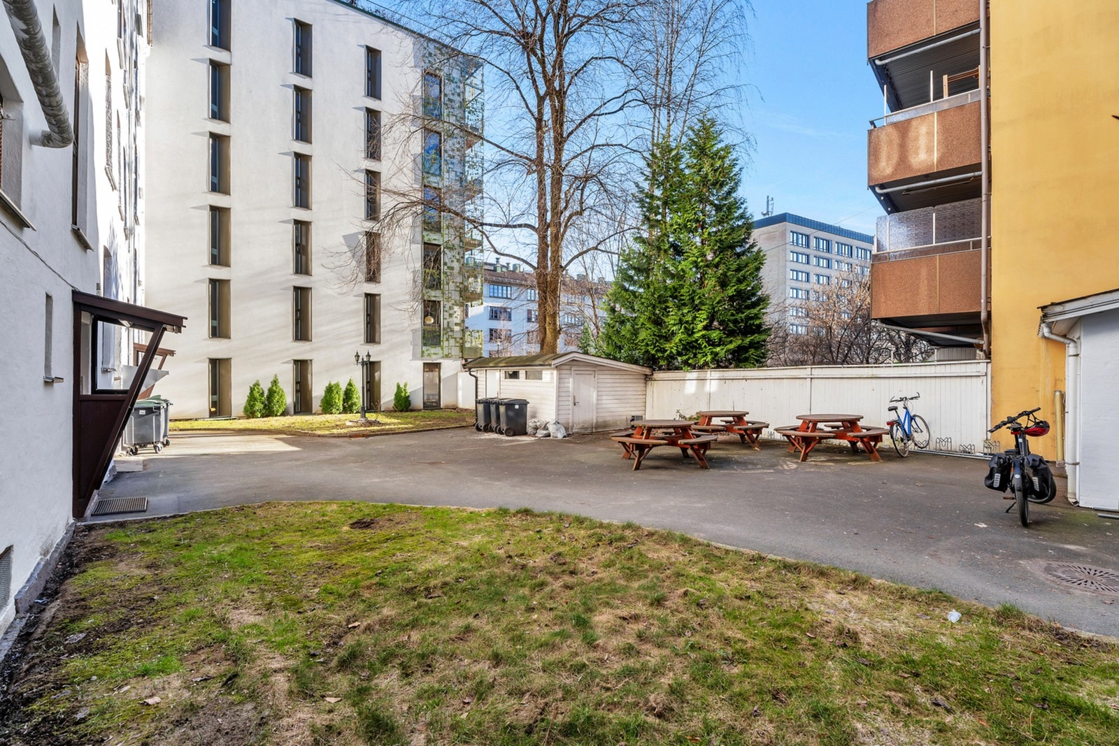 Felles sykkel- og utstyrsboder (2 stk.) i bakgård. Galleribilde