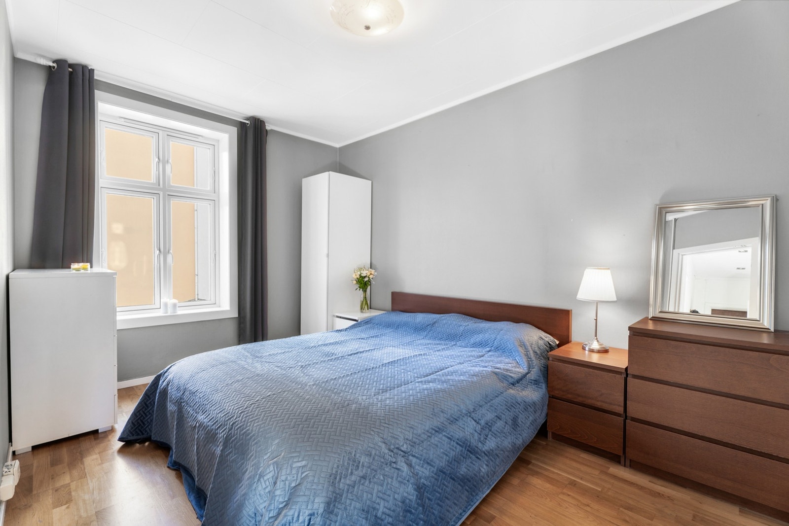 Leiligheten har to lyse soverom. Galleribilde