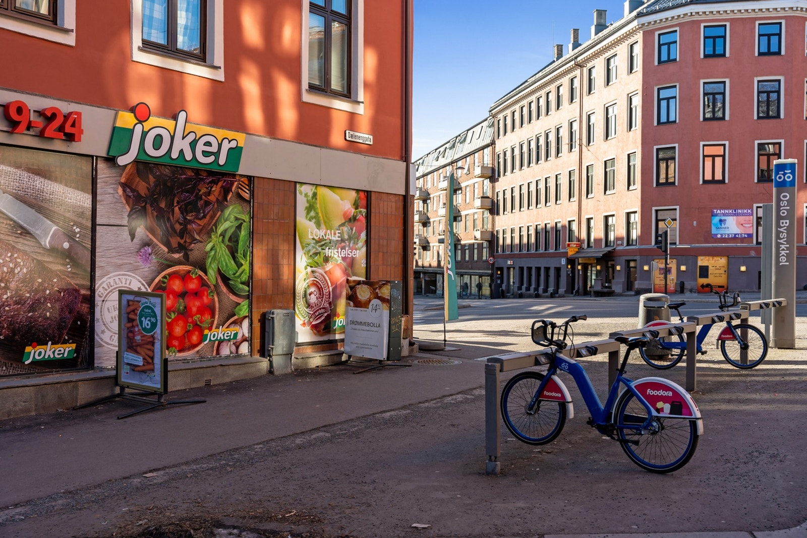 Dagligvarebutikker som Coop Extra, Joker, Kiwi, Meny og Rema ligger innen 3-5 minutters gange. Galleribilde