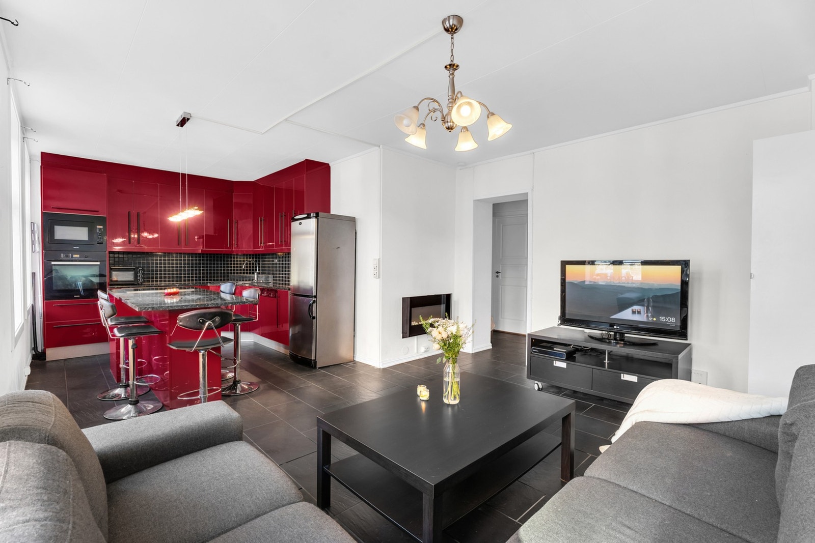 Boligen holdes god og varm på vinterstid med elektriske panelovner, samt en hyggelig elektrisk peis i stuen. Galleribilde