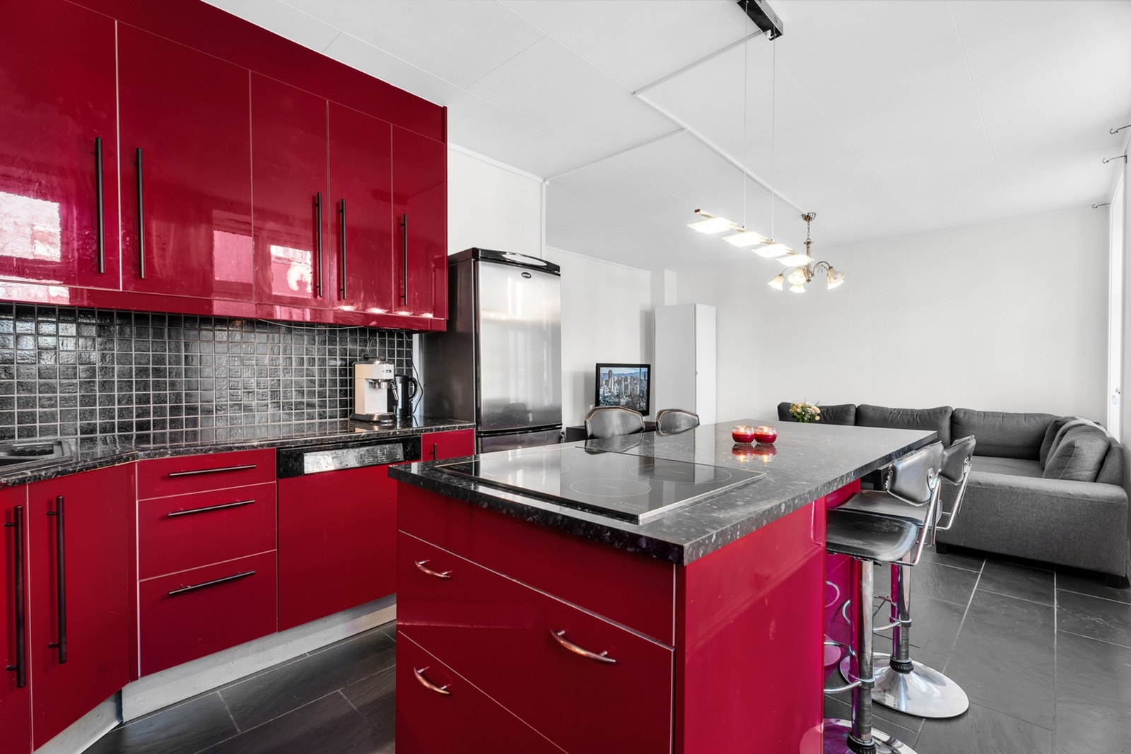 Stuen og kjøkkenet er integrert i en åpen og sosial løsning, noe som skaper et innbydende og sosialt oppholdsrom. Galleribilde