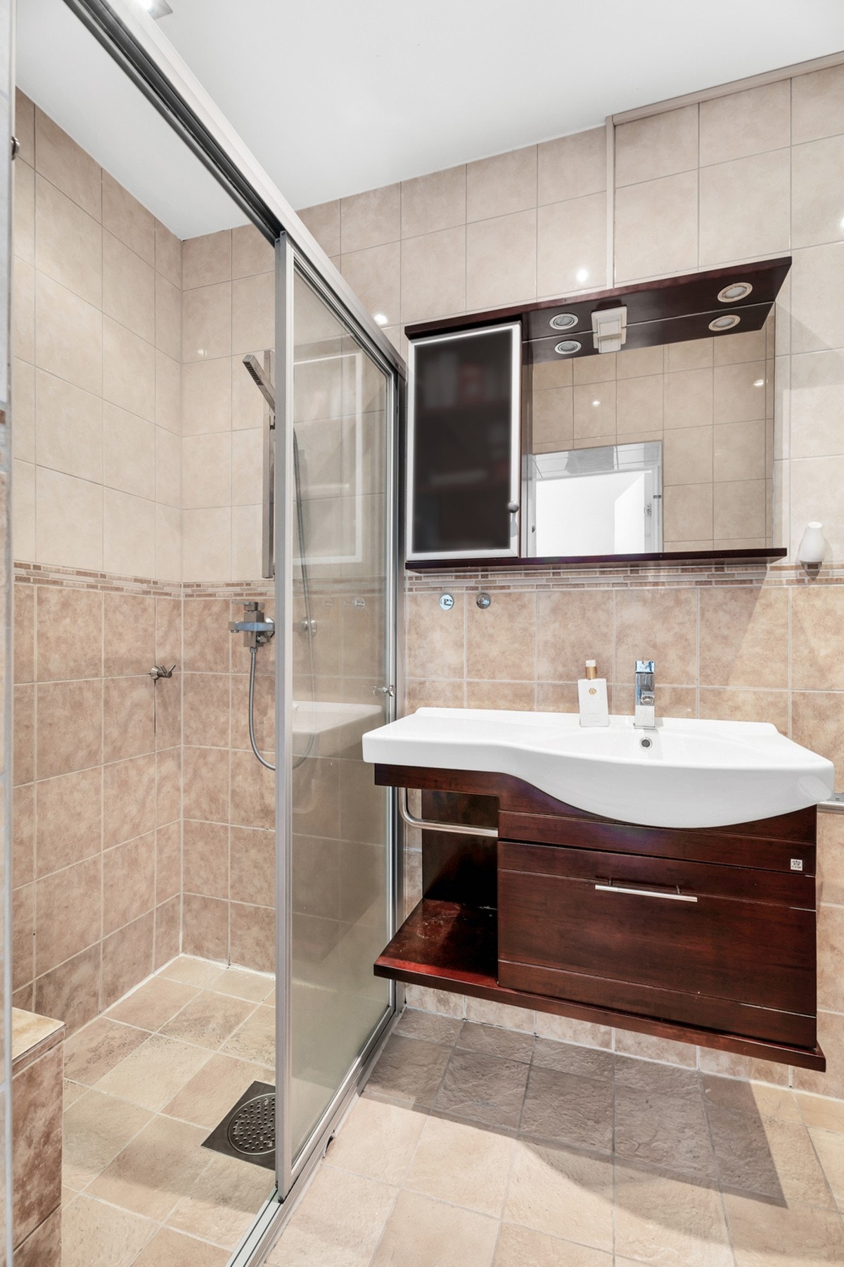 Romslig baderom med elektriske varmekabler for en behagelig gulvvarme, samt flislagte vegger og gulv. Galleribilde