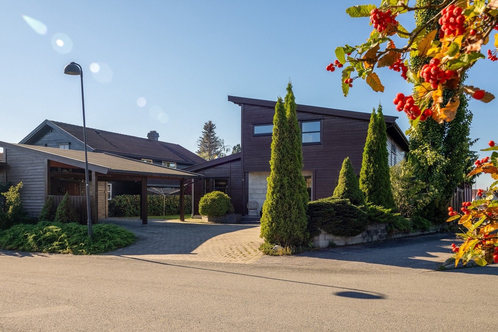 Ryddig og pen tomt med dobbel carport. Galleribilde