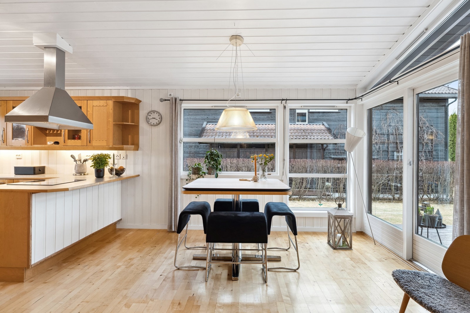 Kjøkken med god romfølelse og utgang til terrasse. Galleribilde