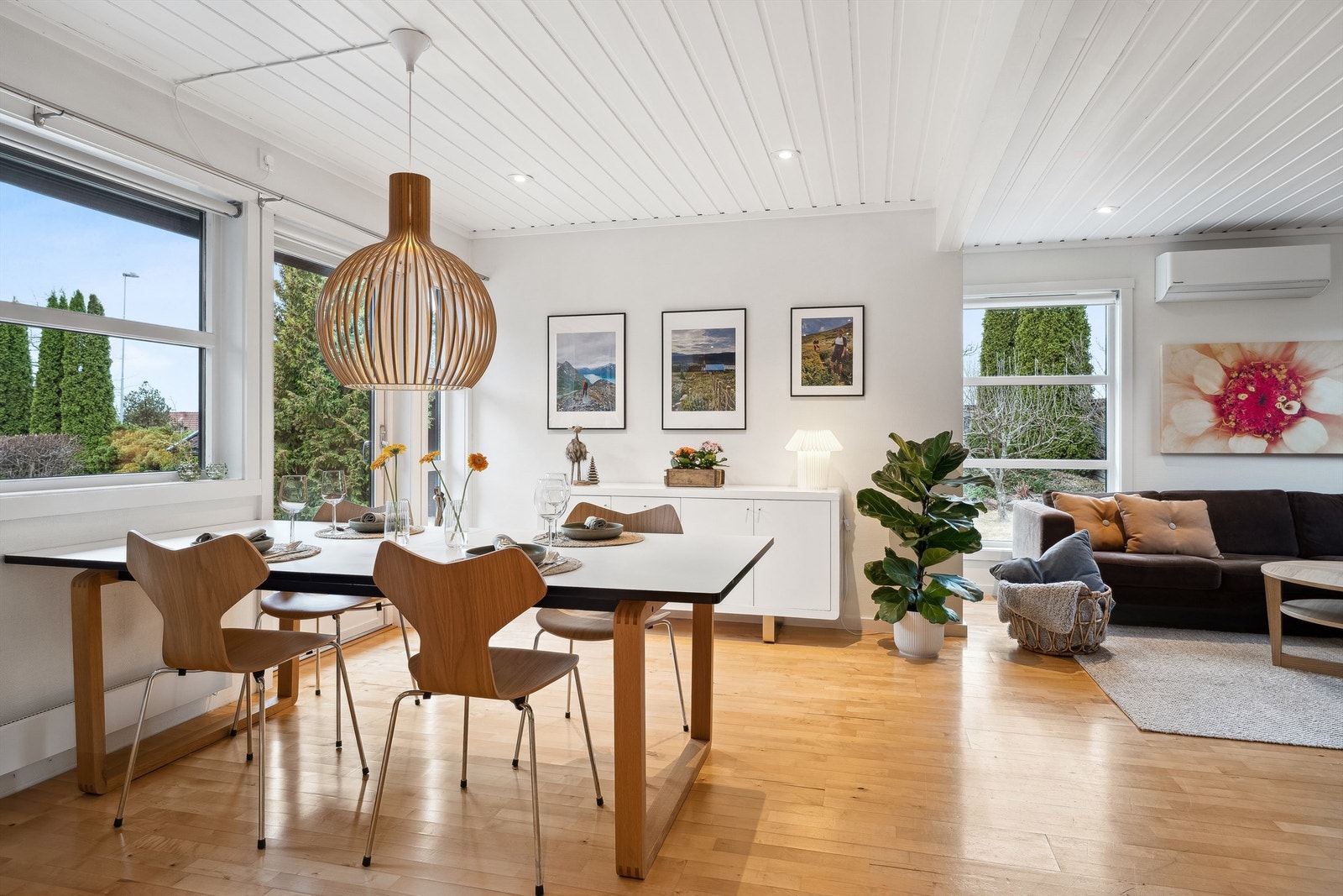 Stue med plass til flere møbleringssoner. Galleribilde