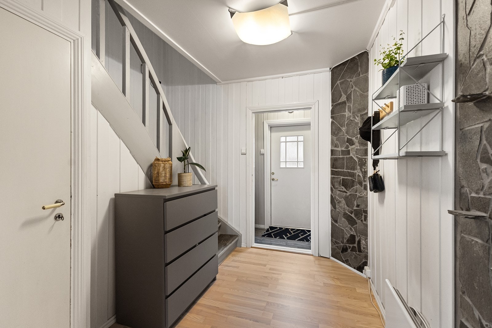 Fra hall mot entre. Galleribilde