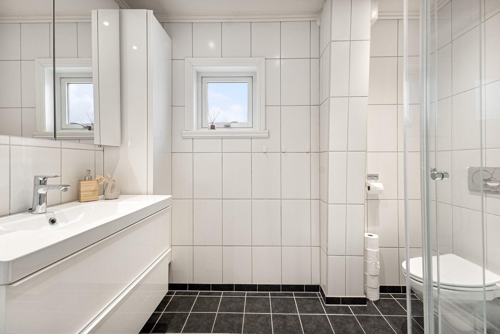 Bad er fra ca. 2005 iflg. opplysninger fra forrige eier. Elektriske termostatstyrte varmekabler i gulvet, og ellers komplett flislagt. Veggmontert wc med trykkbetjening på vegg. Galleribilde