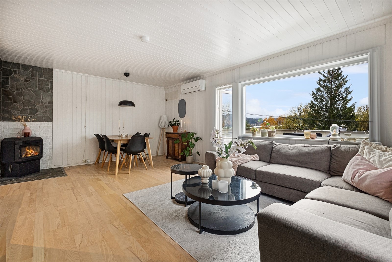 Vedovnen har fliser av kleberstein plassert både under vedovn og på pipe. Galleribilde