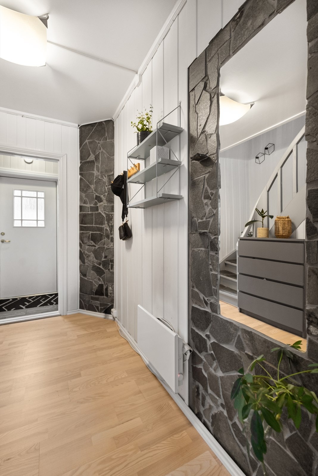 Hall med kleberstien på deler av veggene. Galleribilde