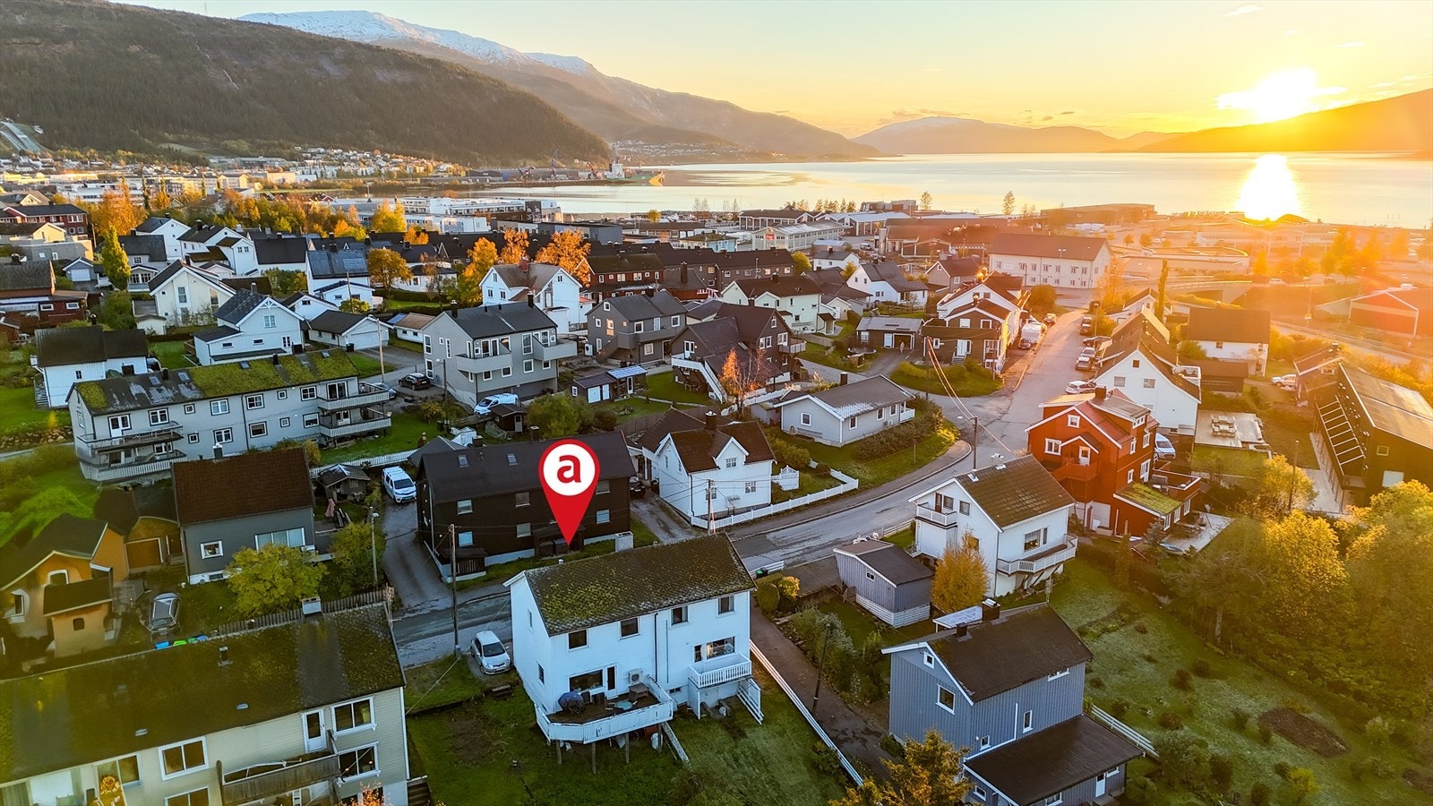 Aktiv Eiendomsmegling v/Tomi Christian Johansen, presenterer her en pen halvpart av tomannsbolig med havutsikt, lang solgang, stor terrasse, markplatting og i umiddelbar nærhet av sentrum. Galleribilde