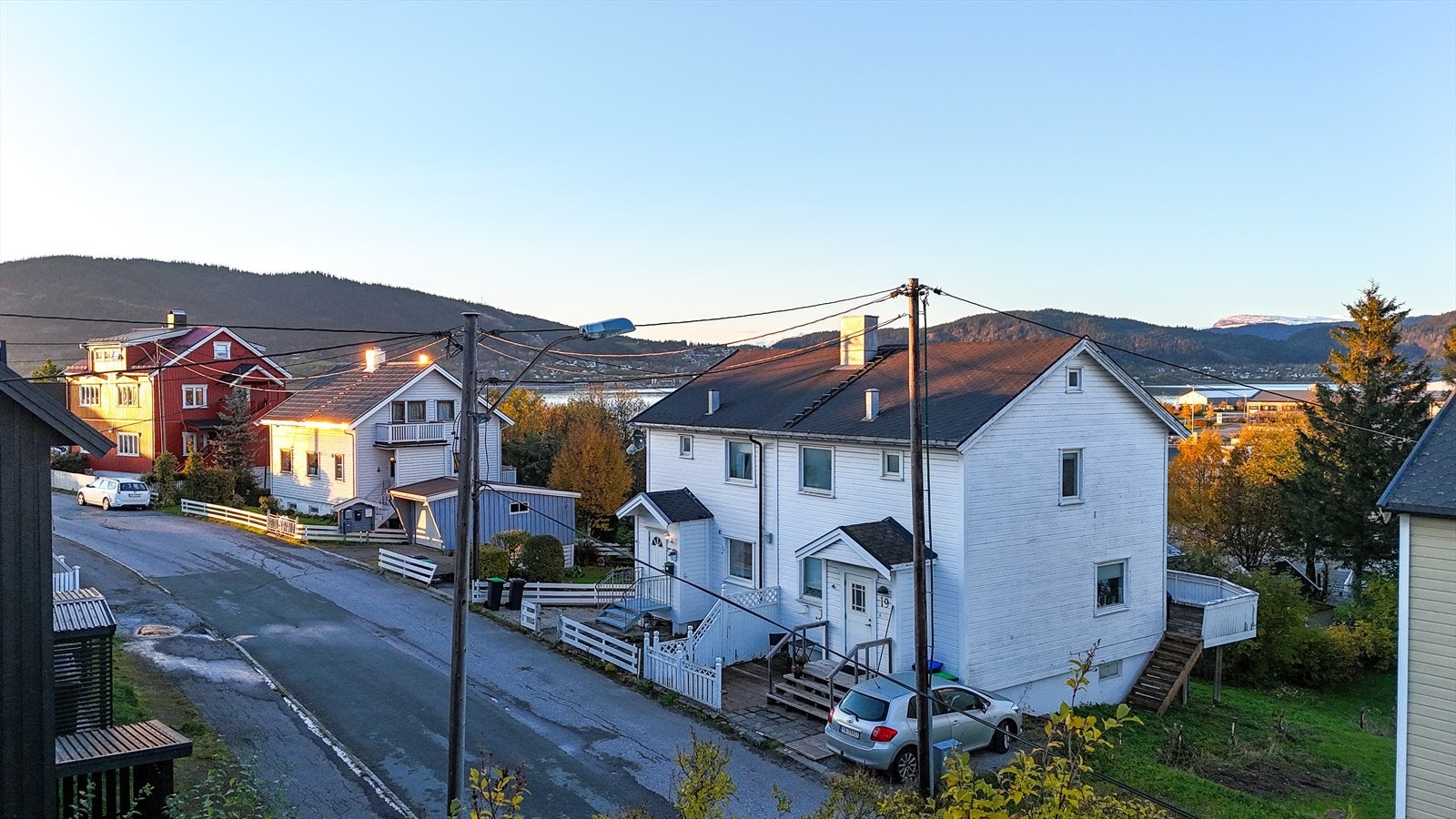 Boligen ligger på høyre hånd, der det er markplatting med levegg, hvor morgensolen er, og som du dere kan se, så er det satt opp en romslig terrasse med trapp til/fra hage, der ettermiddag og kveldssolen er. Galleribilde
