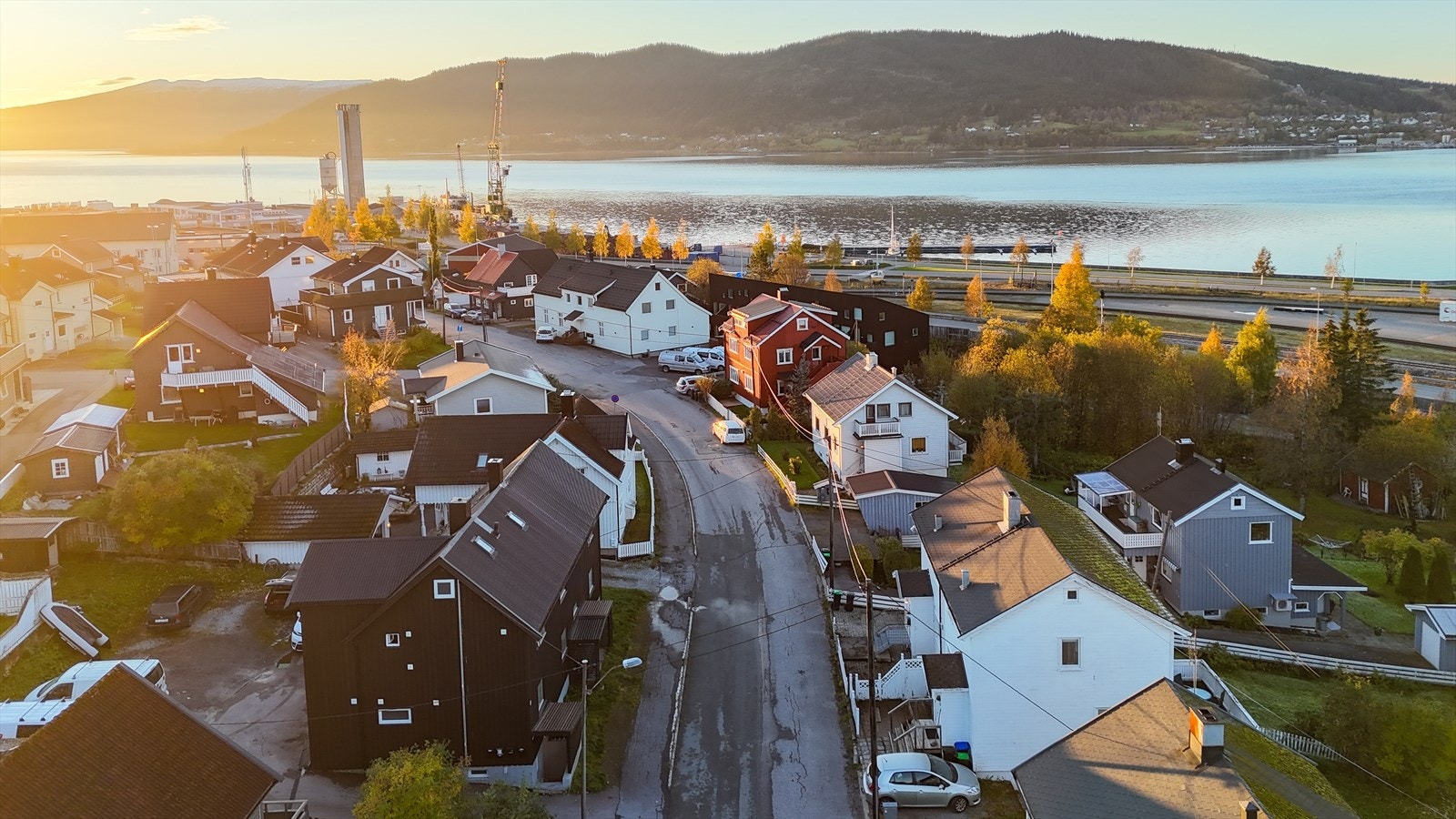 Mot gaten og området. Bildene er tatt om formiddagen, slik at man se for seg solgangen. Galleribilde