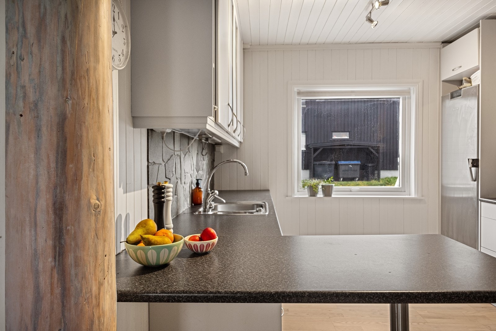 Kjøkkenet er oppgradert siden byggeår(skulle bare mangle) Galleribilde