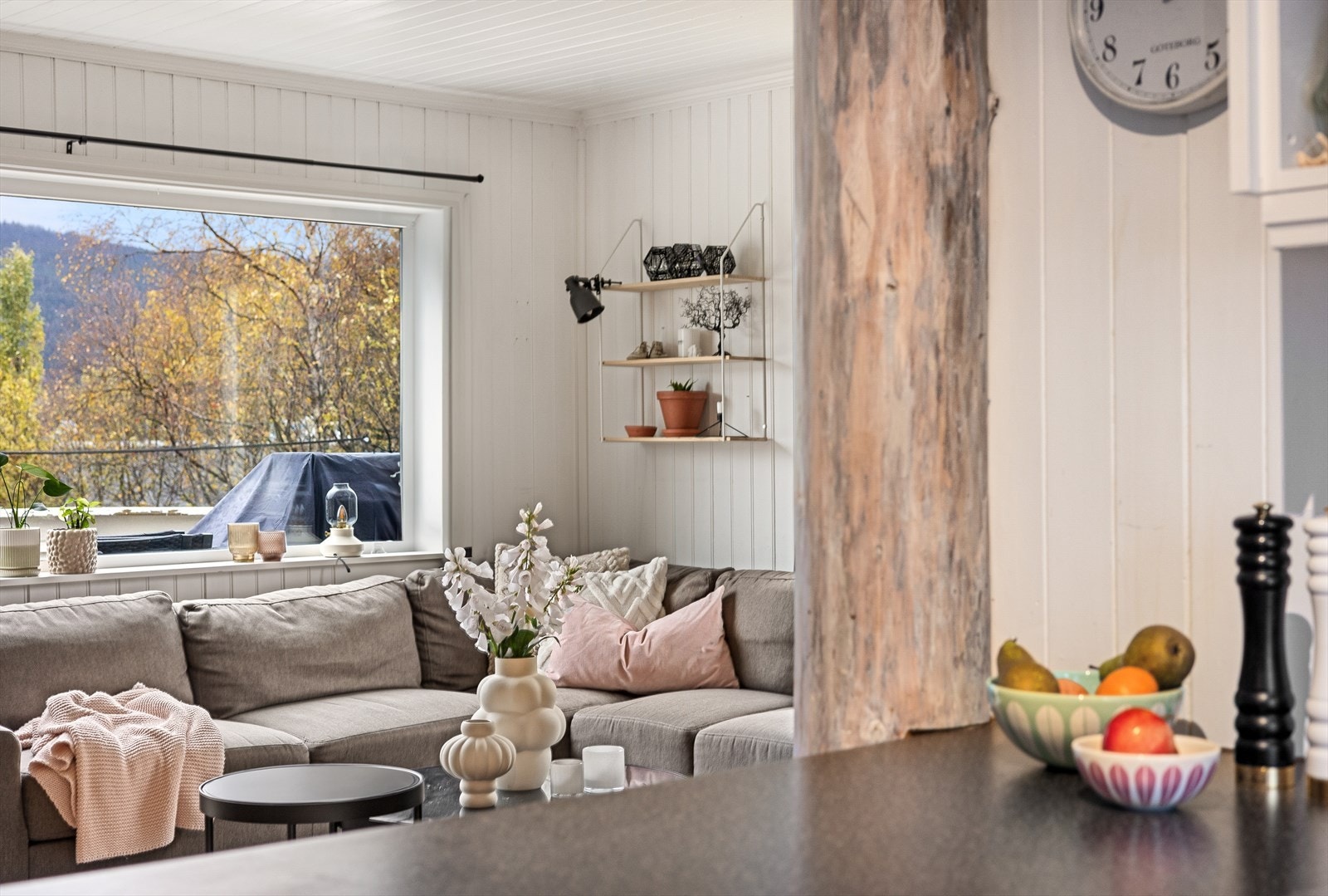 Stue med harmoniske farger og stilen generelt kan defineres som svært hjemmekoselig. Galleribilde