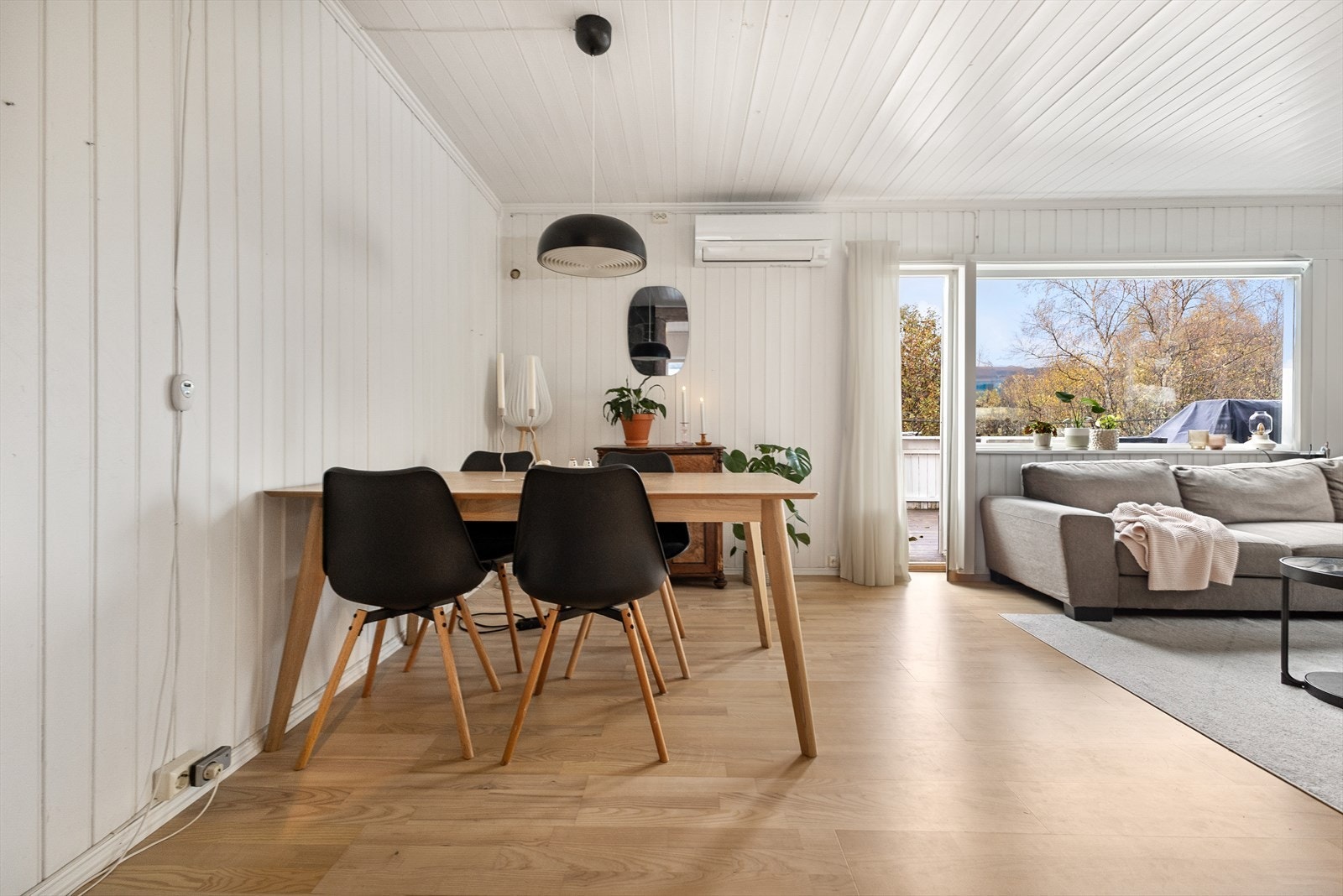 Luft-til-luft varmepumpe av merket Mitsubishi fra 2022, montert i stuen. Galleribilde