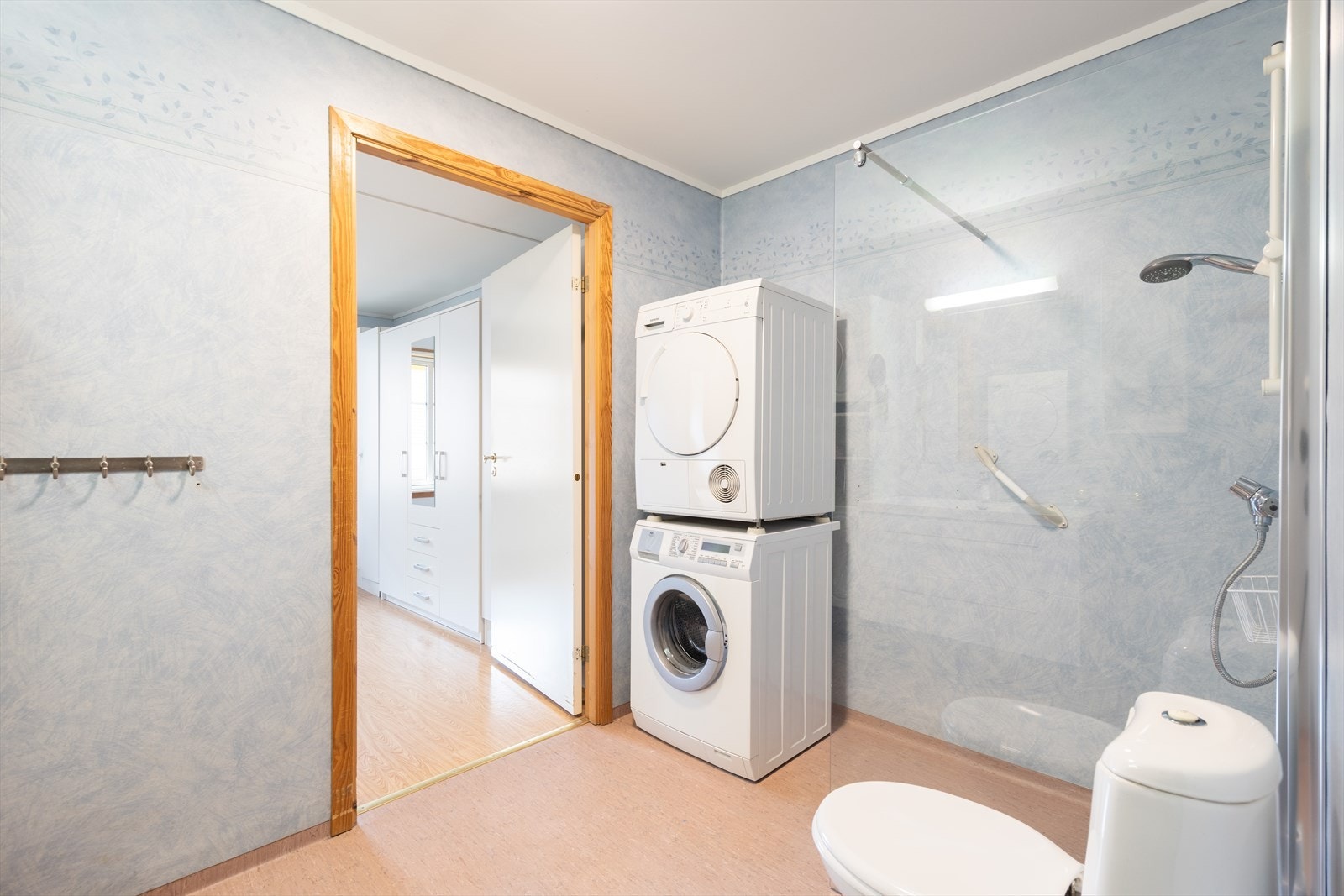 Videre er badet utstyrt med opplegg for vaskemaskin og dusjnisje med nyere dusjvegg i herdet glass. Galleribilde